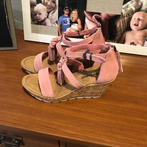 Minnetonka wedge heel size 9